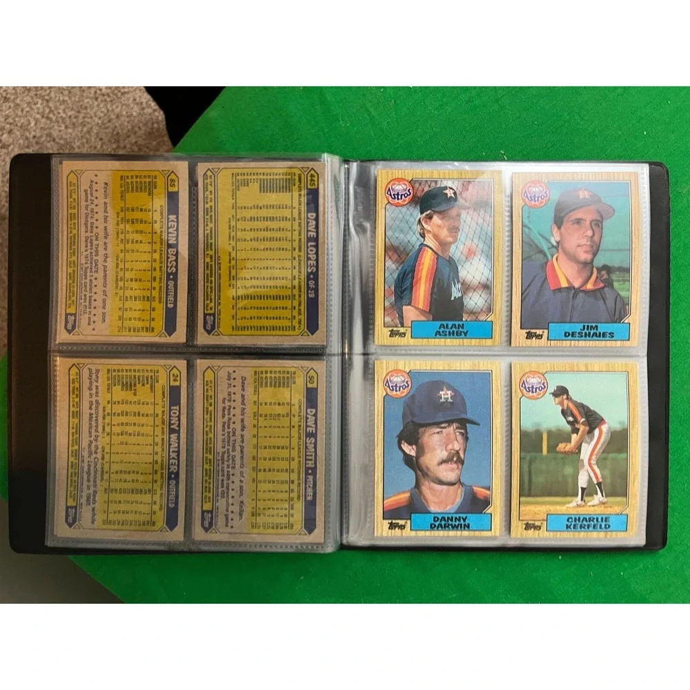 Houston Astros 1987 Topps‎ Team Set with 40 card collector album.